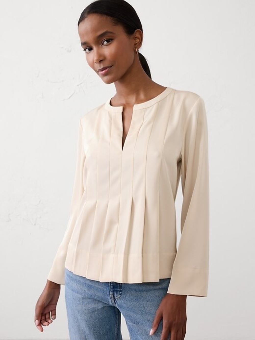 Banana Republic Light Cream Pleated V-Neck Long Sleeve Blouse